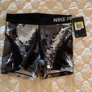 NWT NIKE PRO HYPERCOOL SHORTS